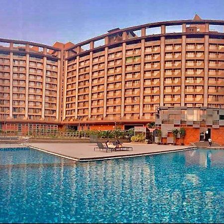 Weekend Address Managed By Stay Cation Surat Exterior photo